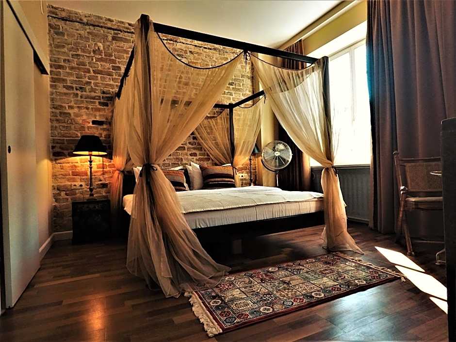SLEEPWELL NOWY ŚWIAT - courtyard entrance Ordynacka 14St