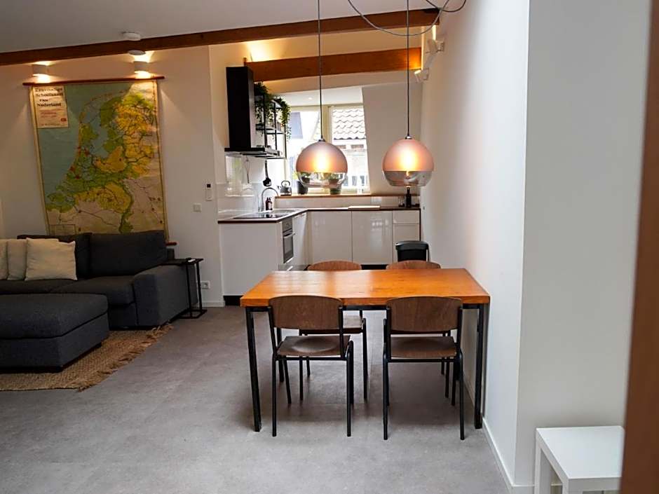 Long John's Pub & Hotel