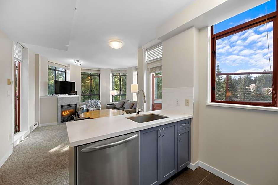 Alpenglow Lodge Two Bedroom Apartment with Private Hot Tub by MVA