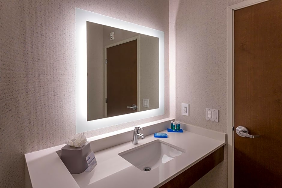 Holiday Inn Express & Suites Seattle South - Tukwila By IHG