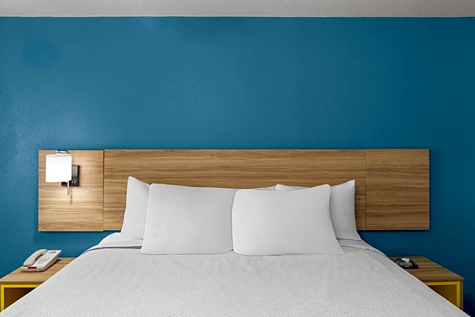 Days Inn by Wyndham Pratt