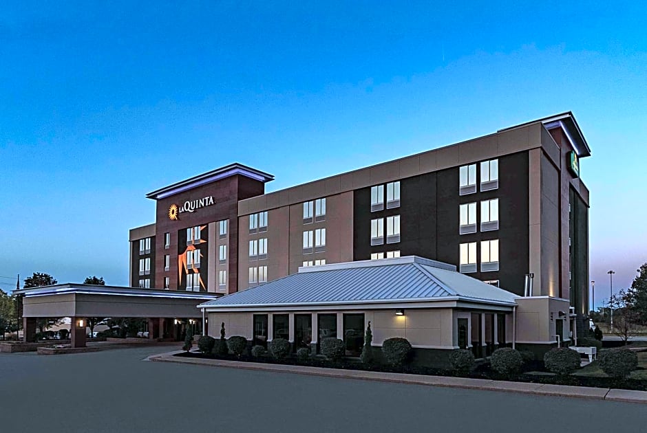 La Quinta Inn & Suites by Wyndham Cleveland Airport West