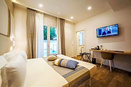 Deluxe Double or Twin Room with Pool Access