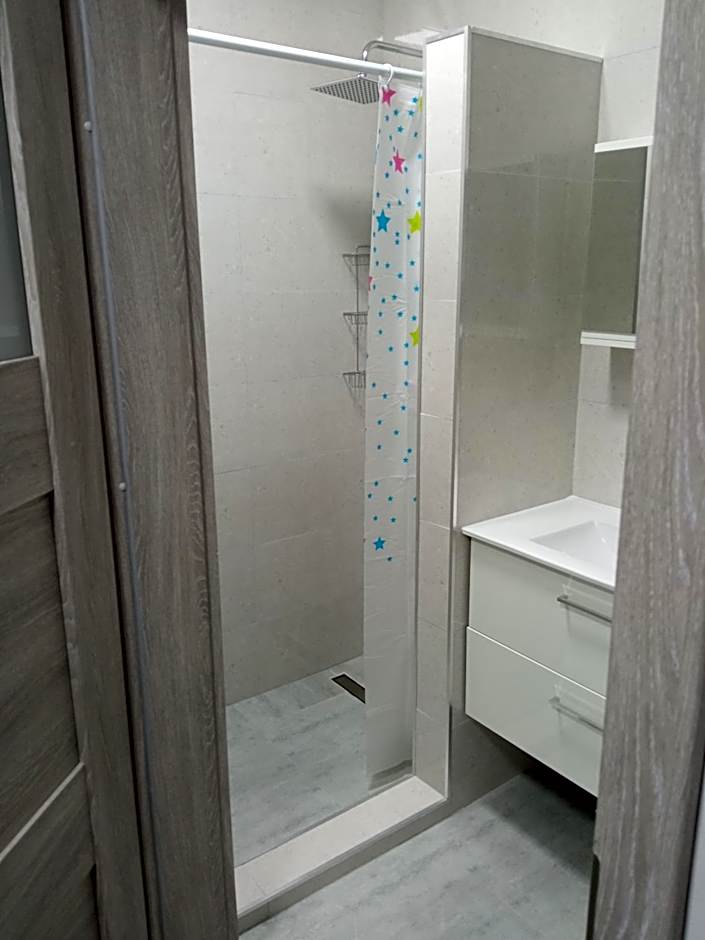 Szafir - NoclegiGrodziskPL