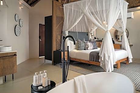 Luxury Suite, Suite, 1 King, River view, Plunge pool