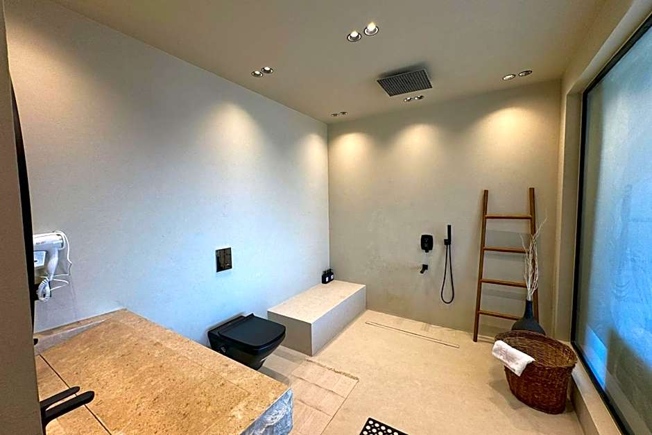 The 2 BDR Pyramids Vista w Bathtub