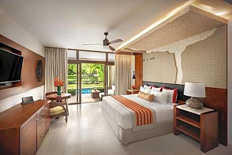 Preferred Club Junior Suite King Swim Out Tropical View