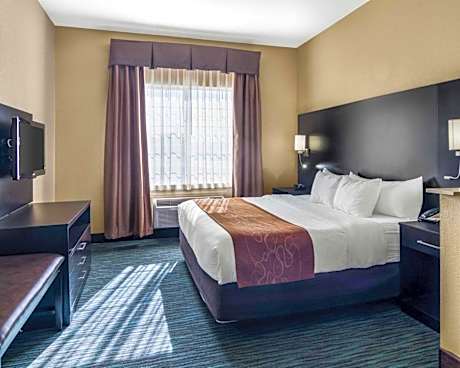 King Suite with Whirlpool Bath - Accessible/Non-Smoking