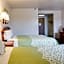 Days Inn & Suites by Wyndham Fullerton