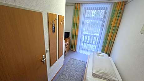 Economy Triple Room