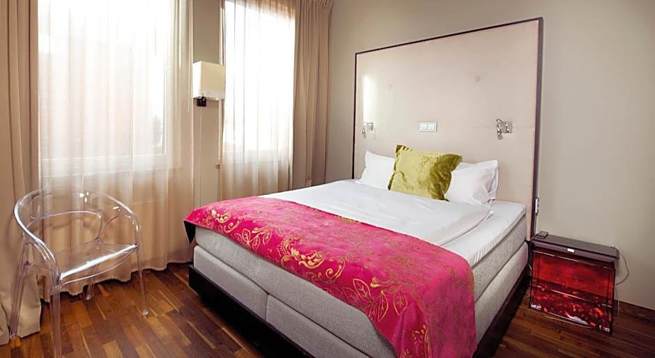 Home Hotel Folketeateret