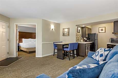 One-Bedroom Queen Suite with Roll-In Shower - Mobility Accessible