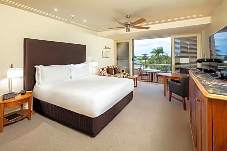 Deluxe Room with 1 King Size Bed and Spa Bath - Pool View with free self-parking & one drink voucher 