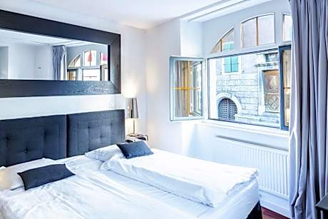 Budget Double Room - Street Side