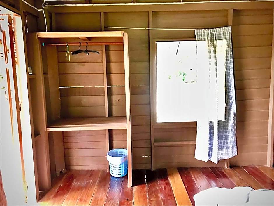 Frog Garden Hut