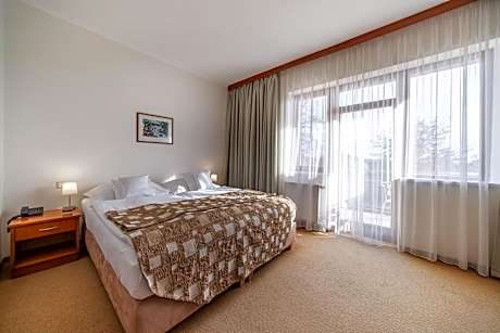 King Room with Roll-In Shower - Disability Access