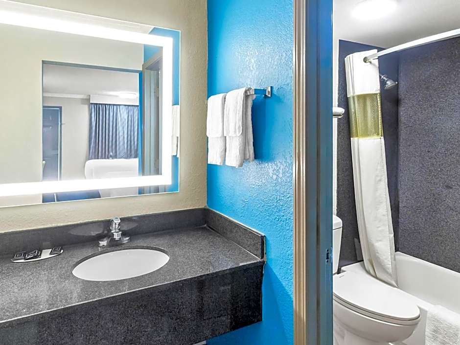 Days Inn by Wyndham Houston East