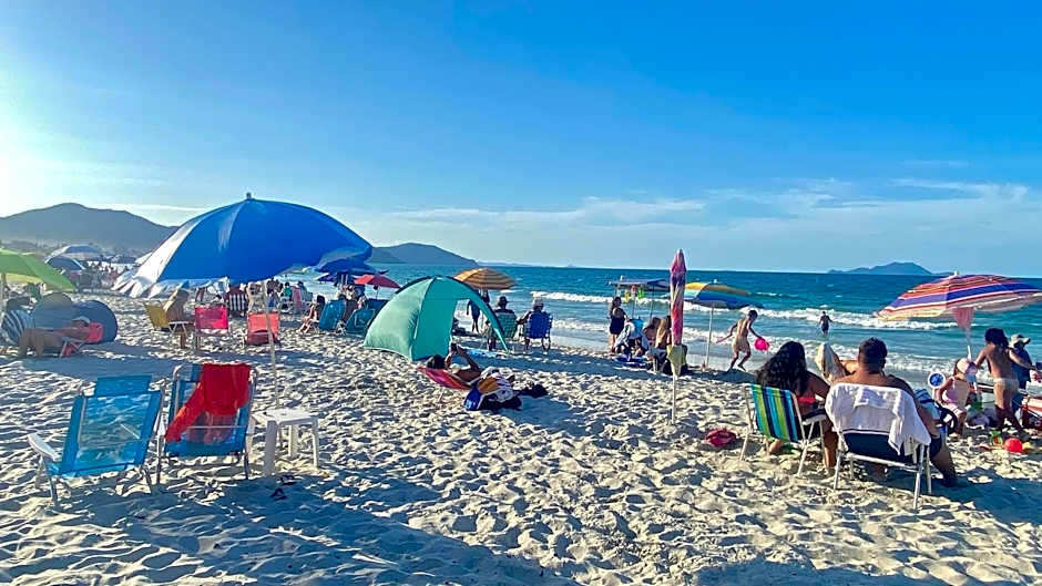 Passos da praia c/ piscina apto iluminado e novo