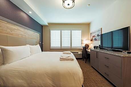 1 King Bed With Desk