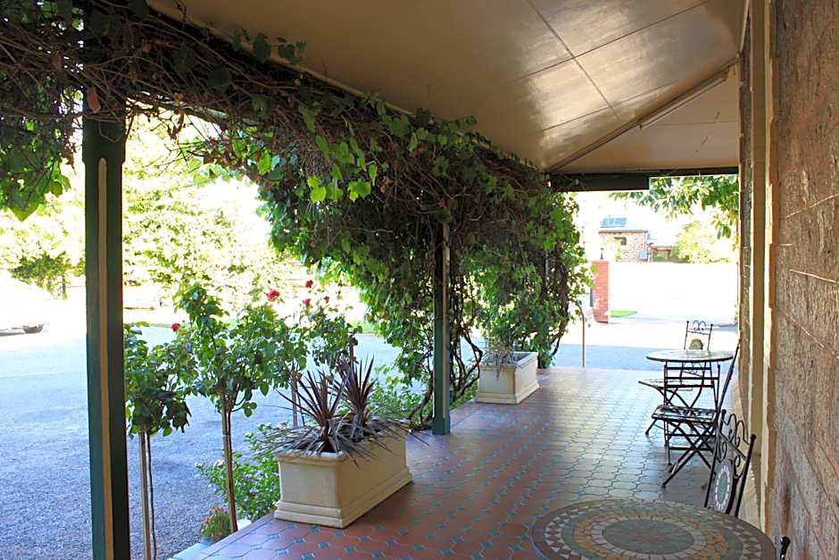 The Lodge Outback Motel