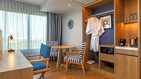 1 King Bed Junior Suite Sea Corner