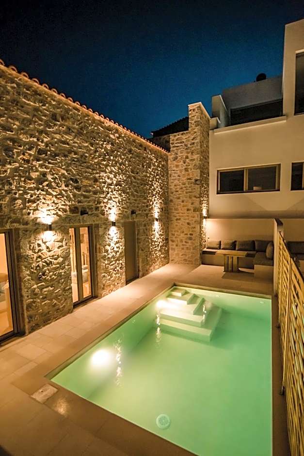 Mani Luxury Suites and Studios in Gytheio with Private Pools