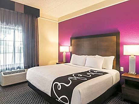 1 King Bed Suite Non-Smoking