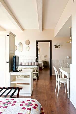 Family Room with Access to PortAventura Park (3 Adults + 2 Children) + 1 ticket to Ferrari Land