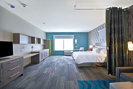 1 King Mobilty/Hearing Access Tub Studio Nosmk