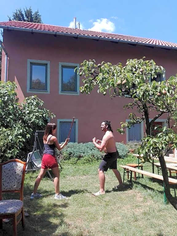 Balazs Guesthouse - in a green area, with our own garden - next to Metro 4 station