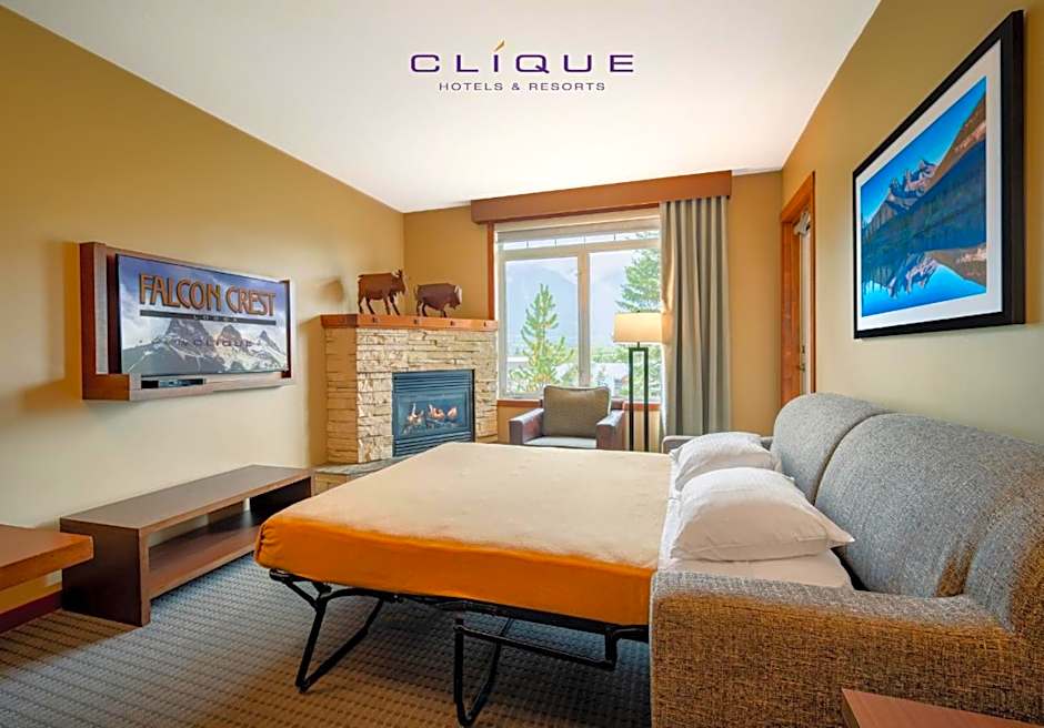 Falcon Crest Lodge by CLIQUE