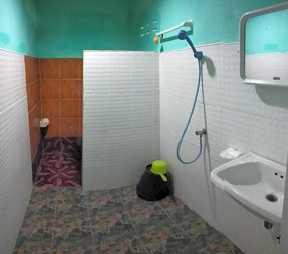 DAYA Beach, Lipe local