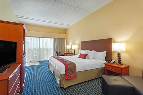 King Room with Oceanfront View - First Floor/Mobility Accessible/Non-Smoking