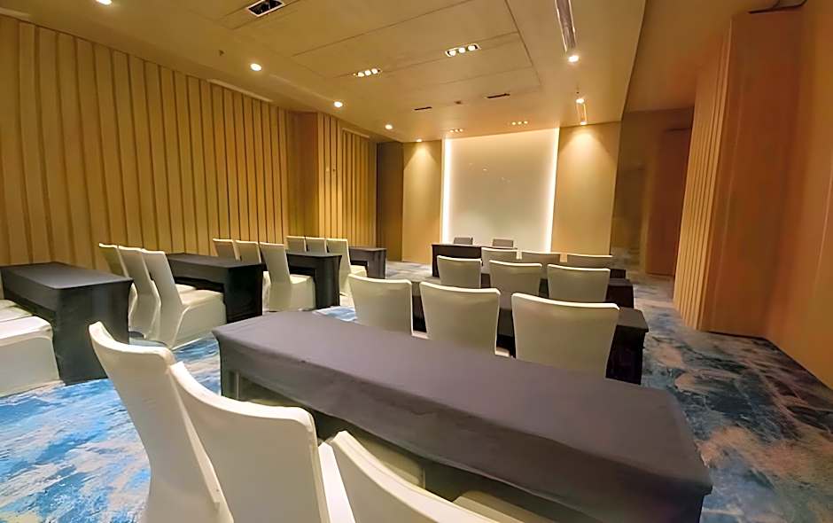 Louis Kienne Cikarang Hotel & Service Apartment 