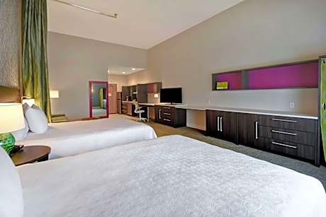 Queen Studio Suite with Roll-In Shower - Mobility Access/Non-Smoking
