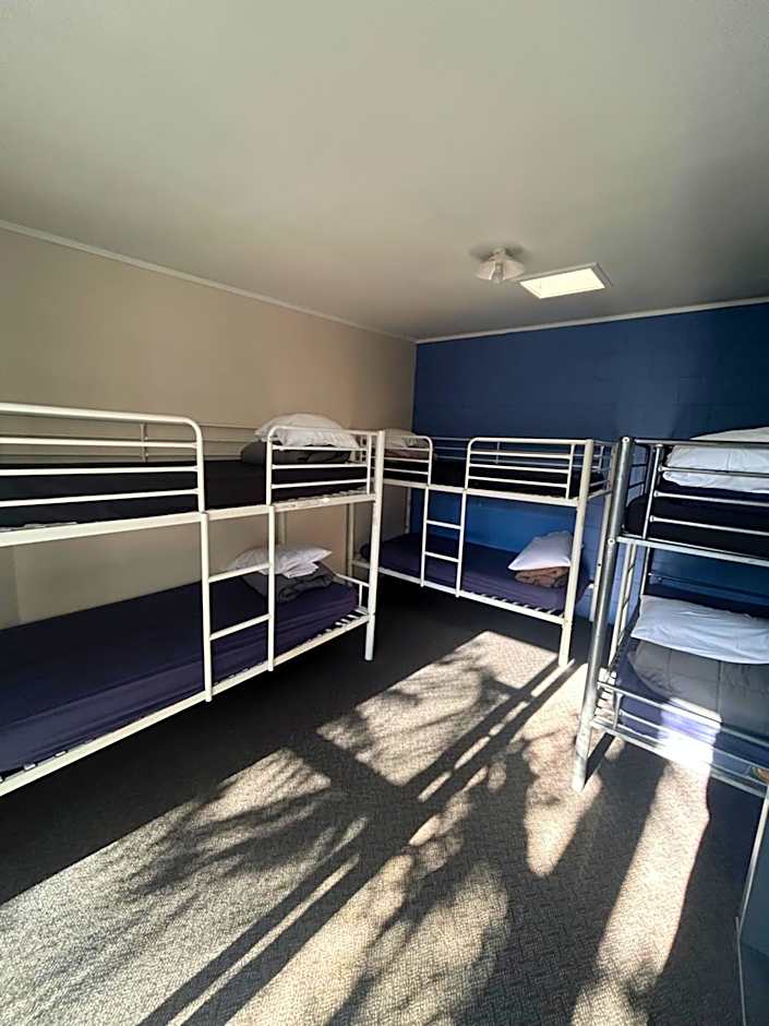 Beachcomber Lodge & Backpacker