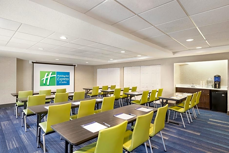 Holiday Inn Express & Suites Sarasota East, an IHG Hotel