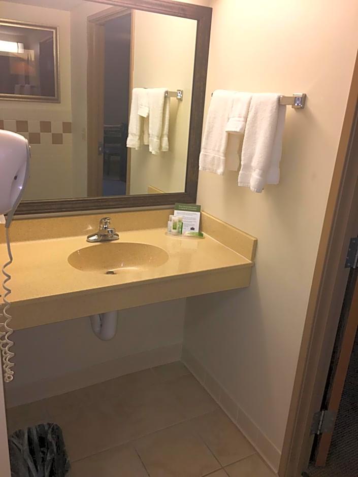 AmericInn by Wyndham Monmouth