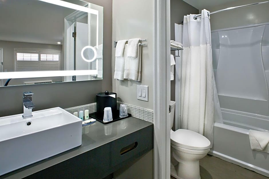 Bay Area Inn & Suites
