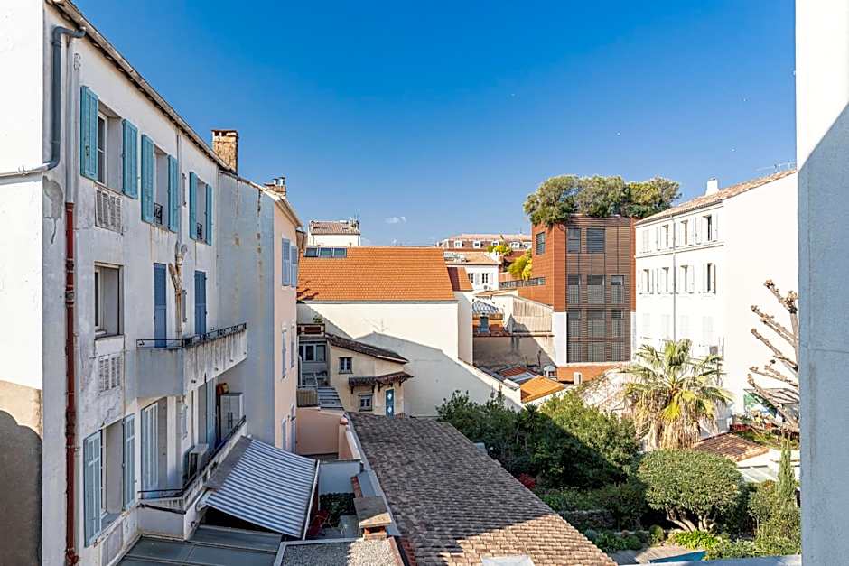 Modern Waikiki Hotel