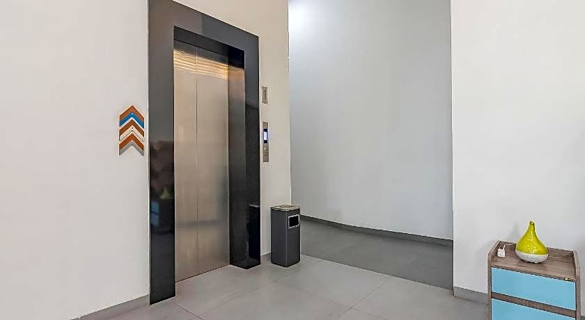 RedDoorz Premium @ Hotel Hebat