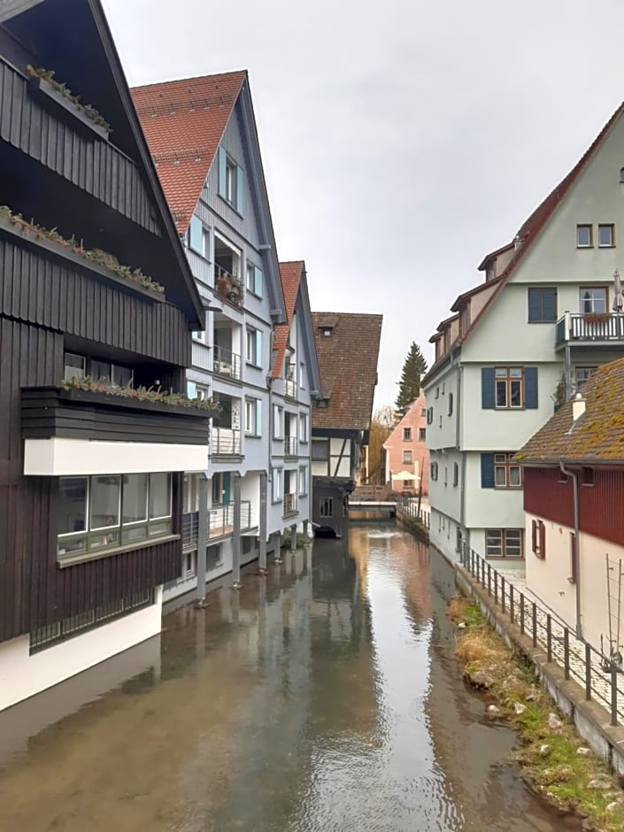 Schiefes Haus