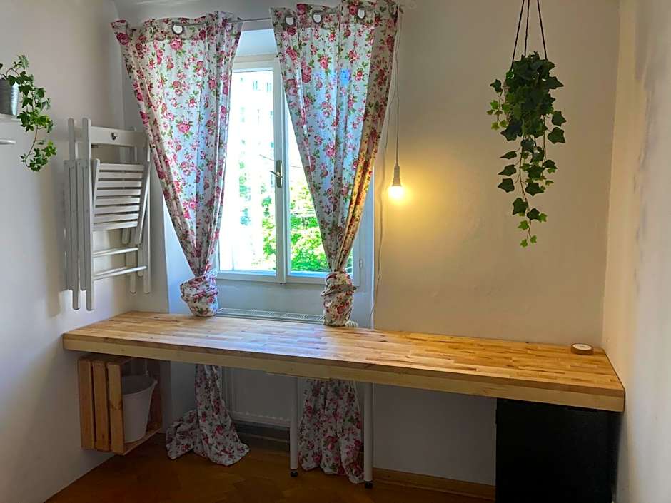 SISHAUS - Private Room Rental
