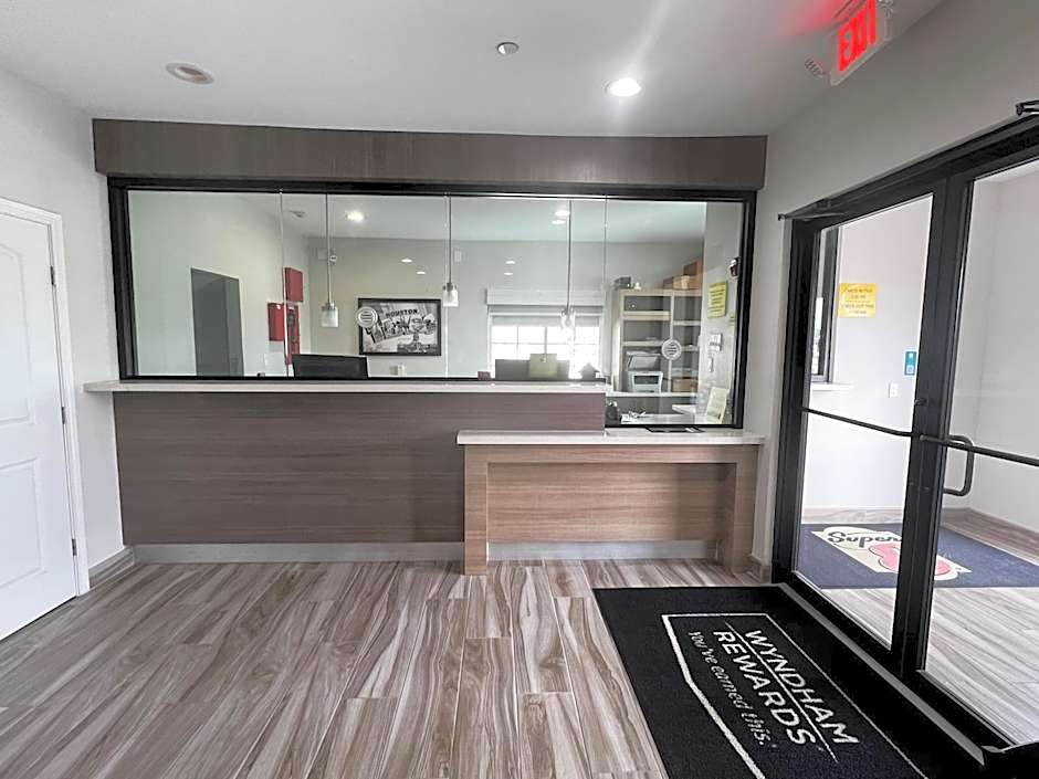 Super 8 by Wyndham Houston North I-45