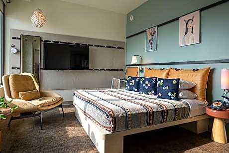 Forest Park Suite, 1 Bedroom Hospitality Suite, 1 King, Forest Park View, City View, Top Floor