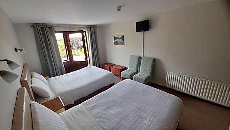 Family Room (2 Adults + 2 Children)