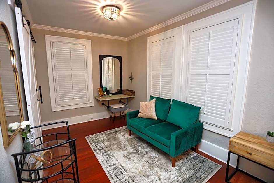 Historic Home Family Friendly Close to Seawall