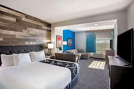 Executive King Studio Suite with City View - Non-Smoking