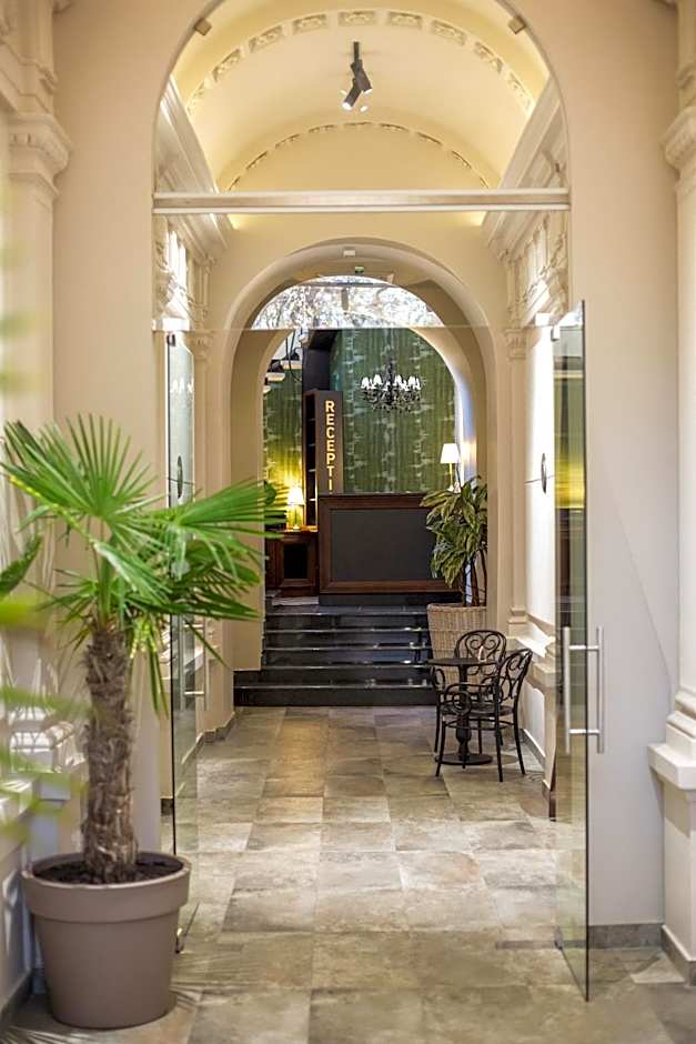 Hotel Grand Hedonist