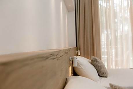 Family Room with Side Sea View (2 Adults + 2 Children)